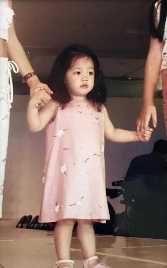太可爱了！欧阳娜娜童年走秀图曝光，走台哭了还被迫营业走完全程