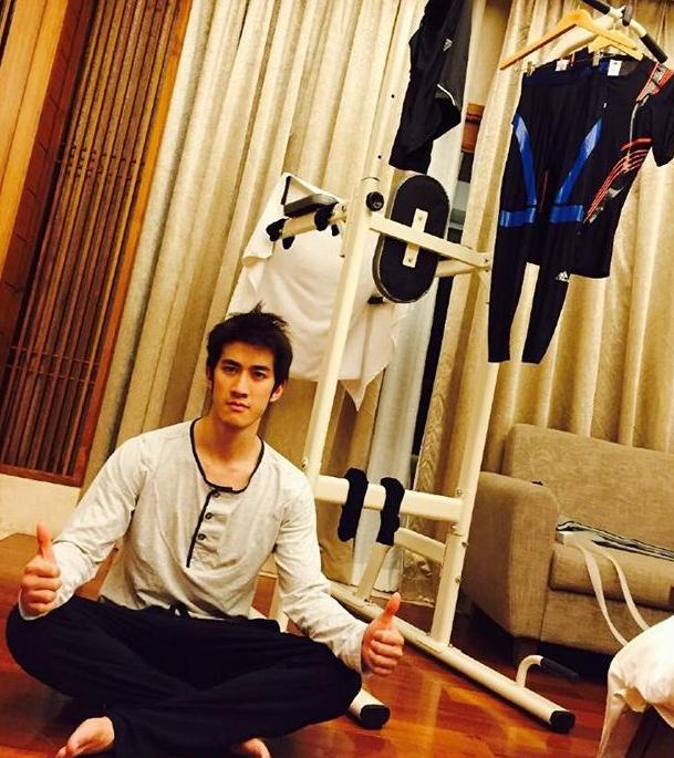 晒晒李治廷生活中的家，健身房成了晾衣房，衣服挂在健身器材上