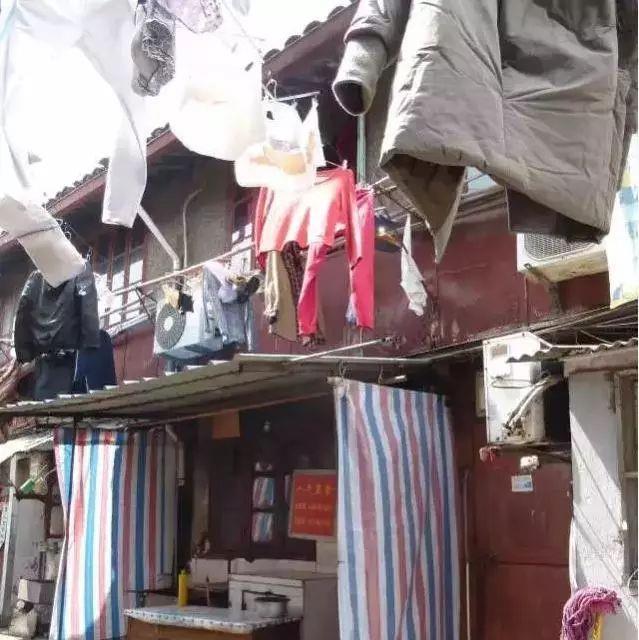 年过八旬老母与女儿挤24㎡老屋，上厕所用“痰盂罐”，毫无隐私！