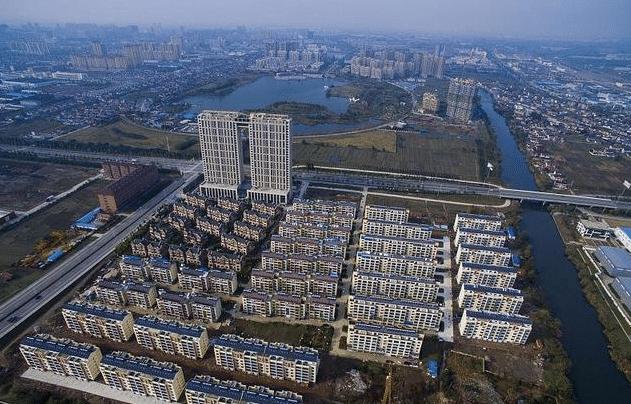 30万人口的县城，有2个碧桂园、3个恒大，年轻人流失后谁来接盘？