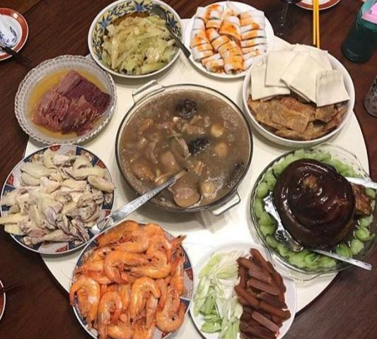 曾宝仪晒出自己的家，生活中跟爸爸一样贪吃，家常便饭都八菜一汤