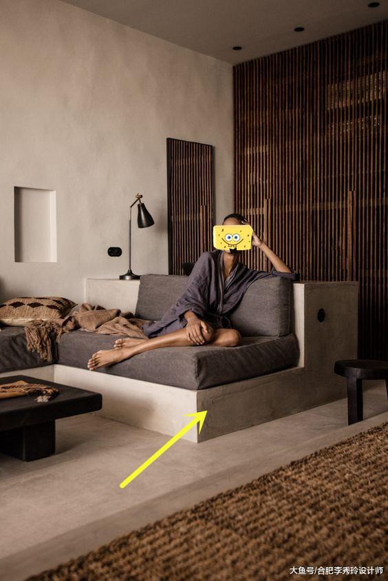 整体沙发太俗气了，现在流行木工打制一体式的，还藏了收纳功能