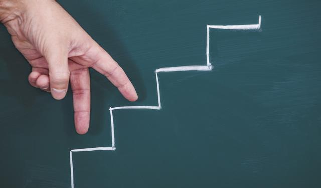 一边卖不掉一边买不起，三四线城市楼市怎么了？