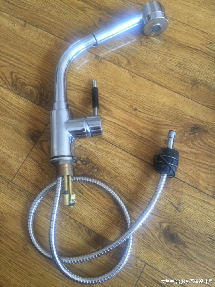 這款日本水龍頭有意思，隨意伸縮像花灑，網友：洗頭再也不用趴著了！