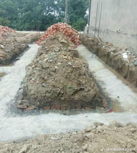 25万自建一层小别墅大胆将地基抬高了1.6米，邻居们敢怒不敢言
