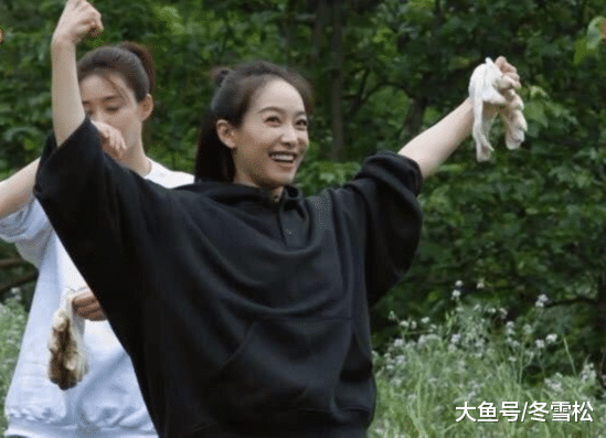 40岁陈乔恩下地干农活没化妆，素颜苍老认不出