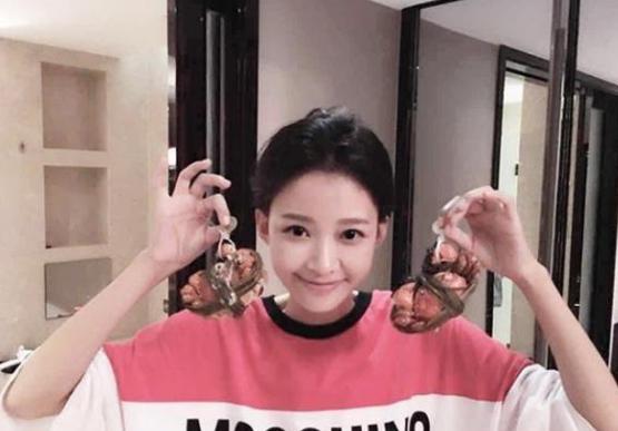 带你参观孙怡的豪宅，床上还放着不少零食，夫妻俩还像个大小孩