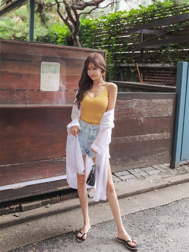 时尚穿搭，身姿丰腴的美女，吊带穿出优雅气息，美丽动人