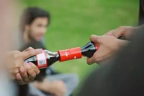 可口可乐出＂情侣款＂，只有两瓶一起才能打开，何必为难单身狗？