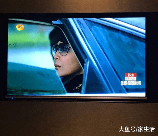 吴刚晒出一家人住的豪宅，家里放着自己年轻时照片，还真是帅呢
