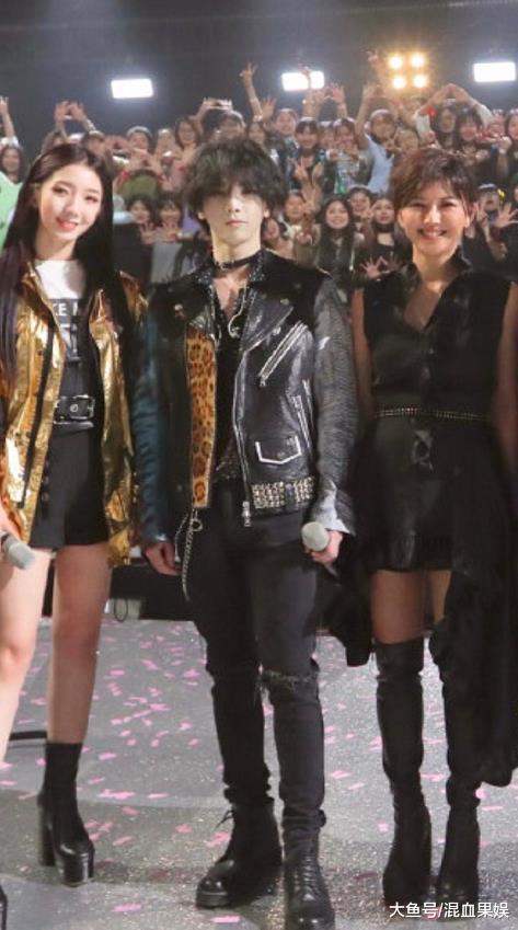 华晨宇录节目却皮肤惨白被喊话像人行塑料模特，网友：整的吓死人