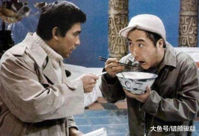 腾格尔和陈佩斯划拳喝酒, 两人的光头很耀眼, 却比不过旁边服务员