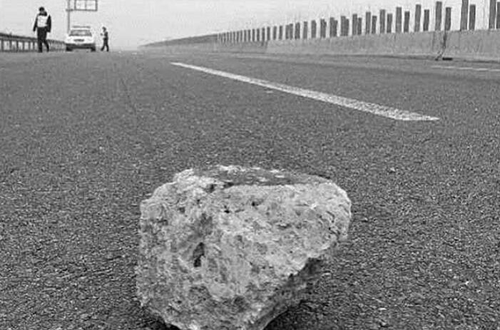 如果在高速上碰到块大石头，是躲开，还是撞上去呢 选错了后果很严重