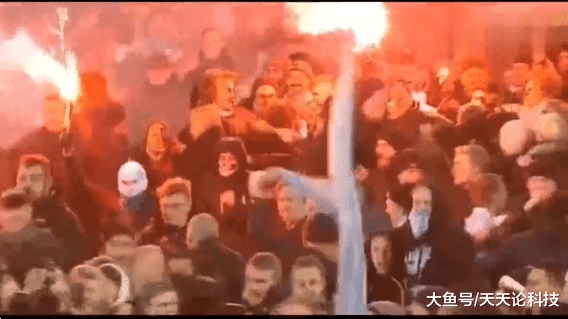 球场上那些疯狂的球迷们，这不是在搞事情吗