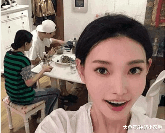 童菲现实的房子，住的地方十分普通，看来生活过得不怎么样