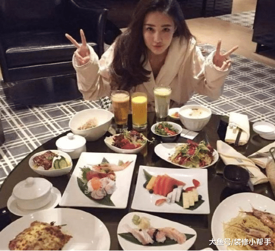 走进徐璐现实的家，简直是“少女心”爆棚，家里堆满了各种快递