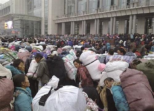 车站再现农民工大量返乡潮, 看到后想哭