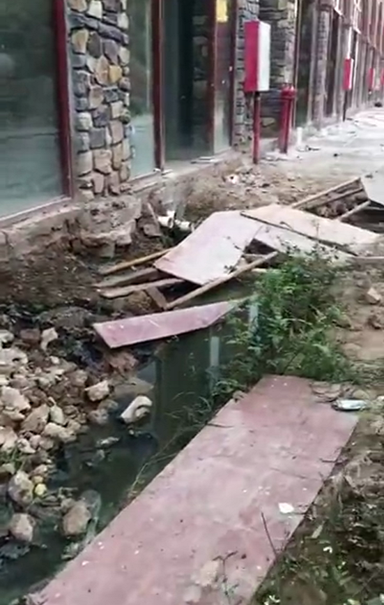 广西某楼盘有业主出门要先跨过“臭水沟”？污水强排地表？