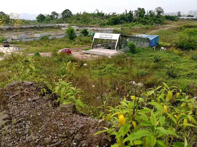 中国最凄凉的地铁站，出入口建在荒山野岭，却被老外称：中国真有钱