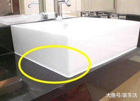 卫生间装修用玻璃胶，没住几年就发霉了，现在早流行装这种了