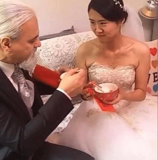 “爷孙恋”相差30岁的婚礼照火了，看了新郎的脸，网友：心都碎了