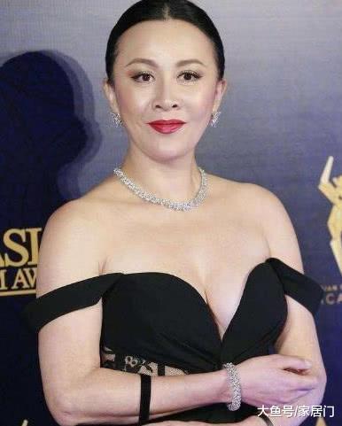 帶你看看劉嘉玲如今的狀況，住著獨棟的大豪宅，內部裝修太豪華了