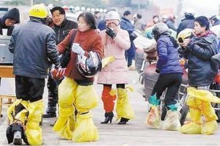 车站再现农民工大量返乡潮, 看到后想哭