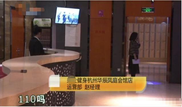 女子换泳衣遭遇尴尬一幕，怒找记者曝光，女子：一男的在我身后！