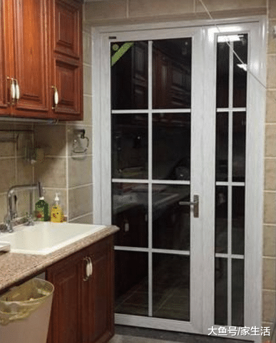 厨房装个推拉门，底部滚轮没用几次就坏了，聪明人都装这种了
