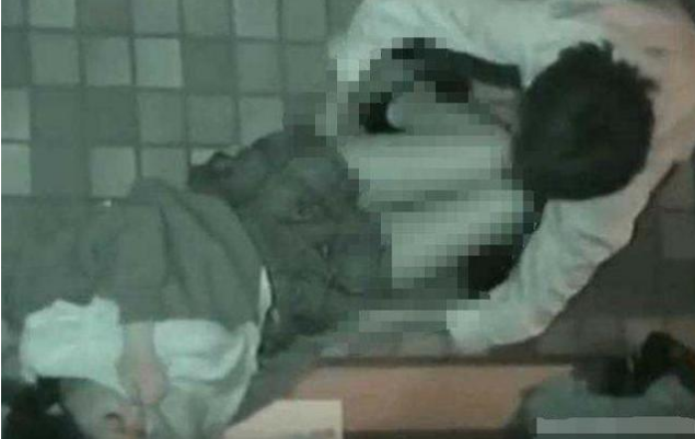 美女深夜醉倒街头，路过男子的行为让人唾弃！