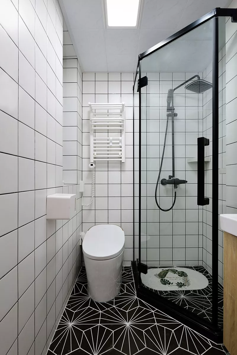 看腻了亮银色的淋浴房，那卫生间做黑框淋浴房怎么样？