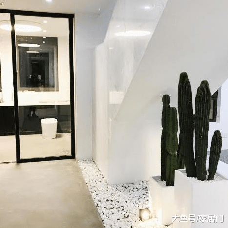 带你看看李雨桐住的豪宅，房屋内大都用大理石，普通人都住不起