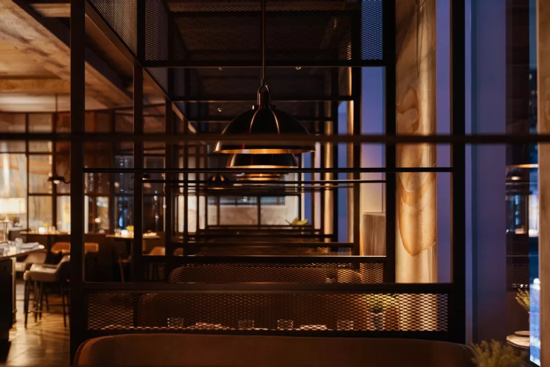 航海元素的餐厅，木质镶板和不对称的灯光在室外的水线上浮起