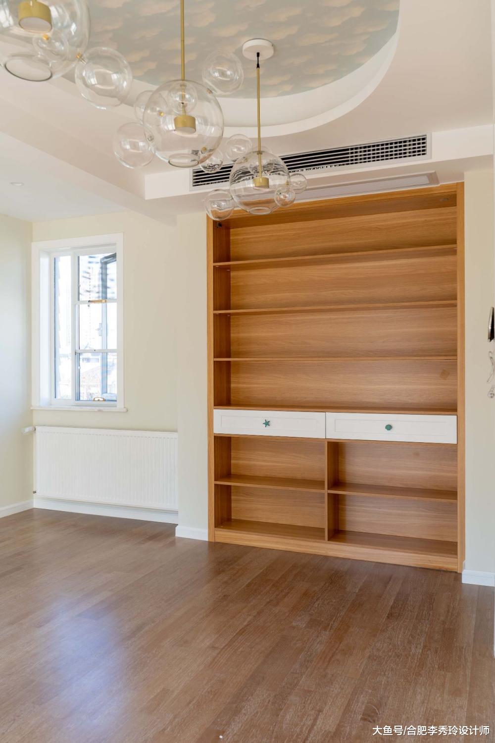 天花板做吊頂，如何讓人眼前一亮？業主貼完墻紙，連設計師都夸好！