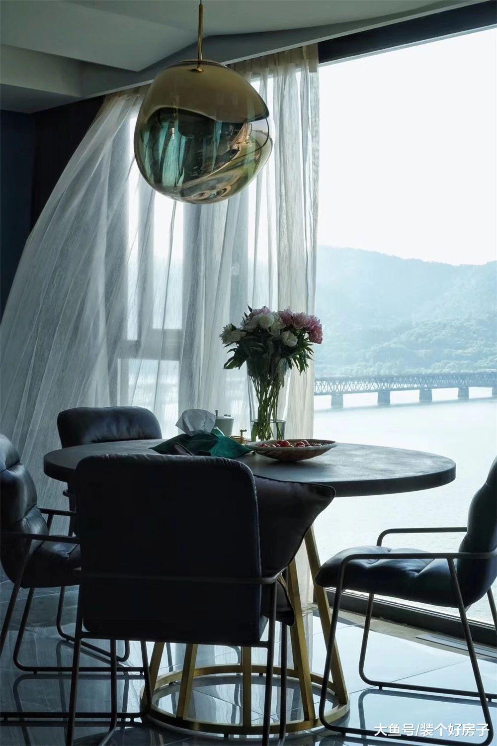 她亲手打造出与井柏然同款的家, 在书墙里藏下卧室和书房!