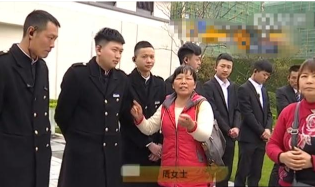 购房置业|百万买房赠送的花园面积缩水，女子沙盘上大闹，开发商愿意退房她慌了