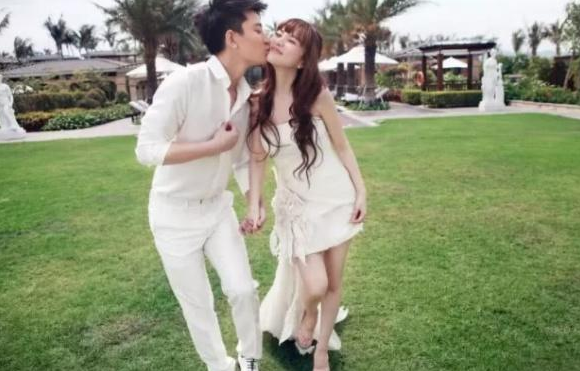 贾乃亮李小璐感情如何，节目中贾乃亮主动提起，称其为“那个人”