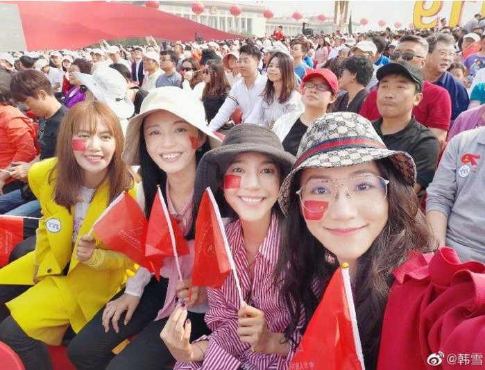 韩雪受邀观礼大阅兵，并晒出爷爷奶奶的军功章，网友：后台很硬！