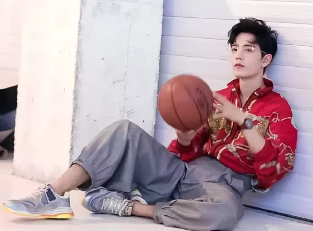 男生打篮球时，有这3个行为最讨女生“喜欢”，技术不是关键