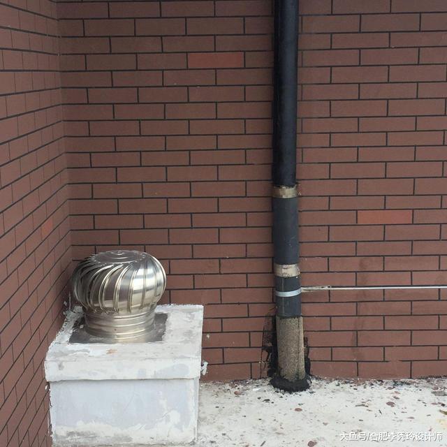 顶楼露台想封顶，啥也阻挡不了我！几个铁帽拆了放屋顶，还怕通不了风？
