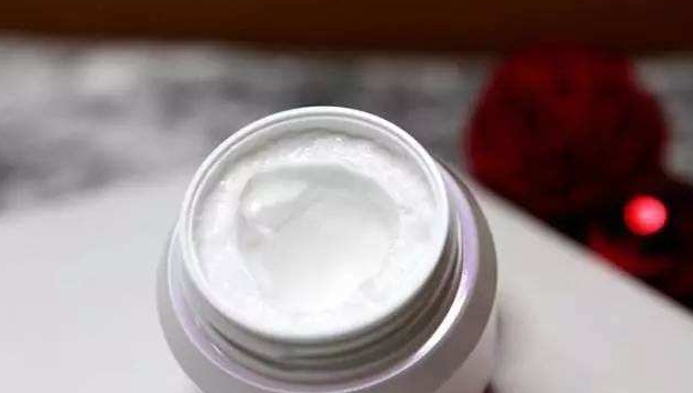 102岁姥姥告诉我：药店“平价药膏”每天5秒钟，黄褐斑、雀斑都拜拜！