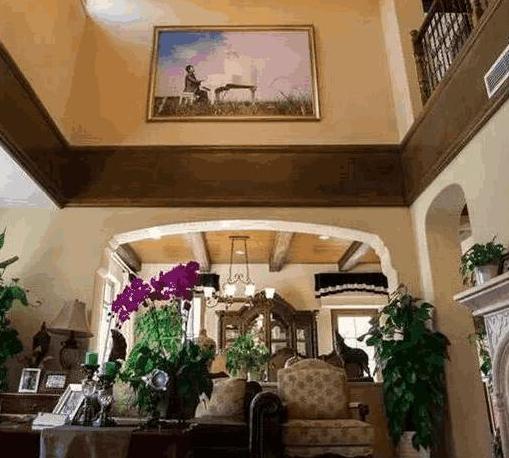 晒晒郎朗的豪宅，住着独栋的复式楼栋，如今都能跟奥巴马合照了