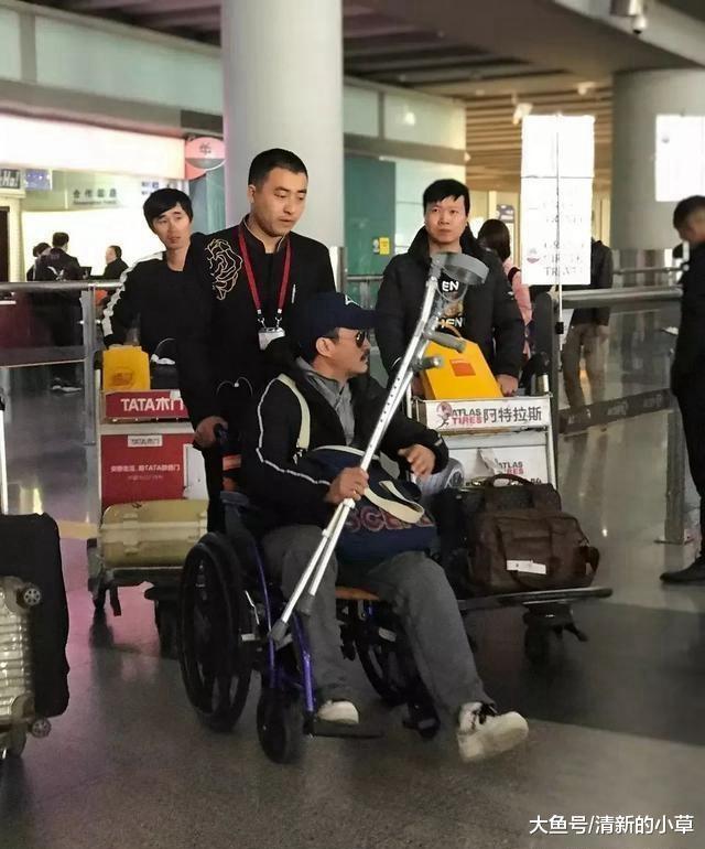 心疼！吴京自曝伤病严重到可领残疾证：膝盖软骨没了，下肢瘫痪过