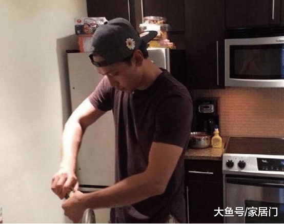 带你看看Rain住的豪宅，客厅面积真大，一天都有阳光照射