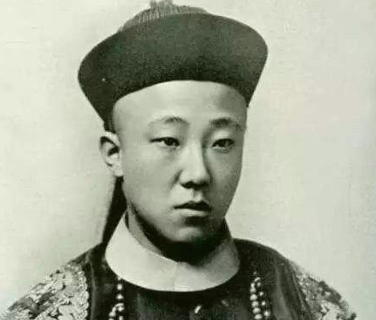 贴身丫鬟回老家，卧病的夫人不愿意，老爷：那我就勉强收她为妾吧