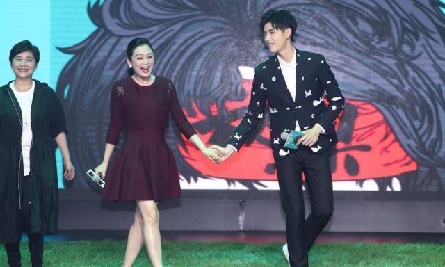 她年轻时貌美如花，今51岁穿亮片轻纱裙颜值依旧，撞衫景甜都不输