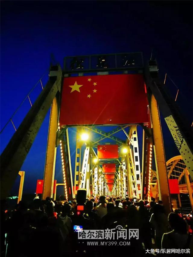 昨晚一高兴，中央大街又满了！20万人！还有一个网红打卡处人更多