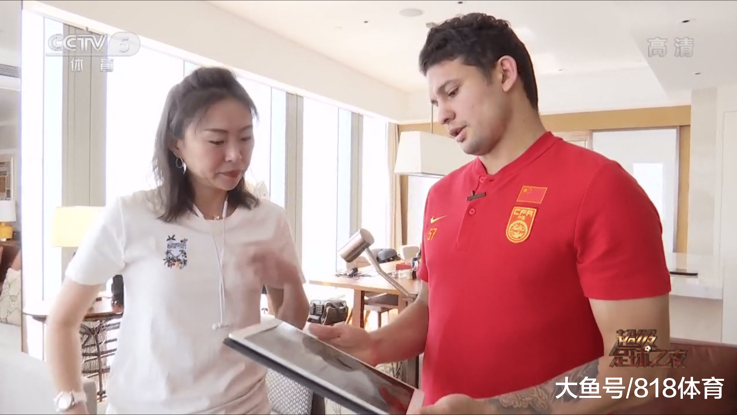 国足前锋艾克森独居广州豪宅！正对广州塔一线江景 1楼客厅2楼卧室