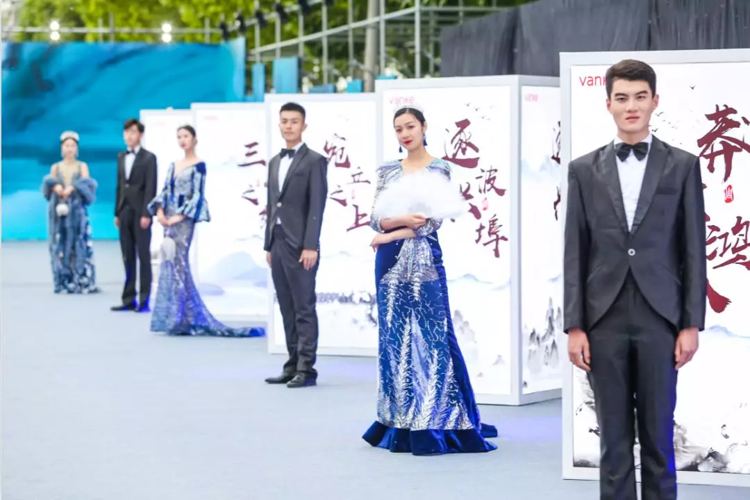 百架无人机 点亮周口夜空