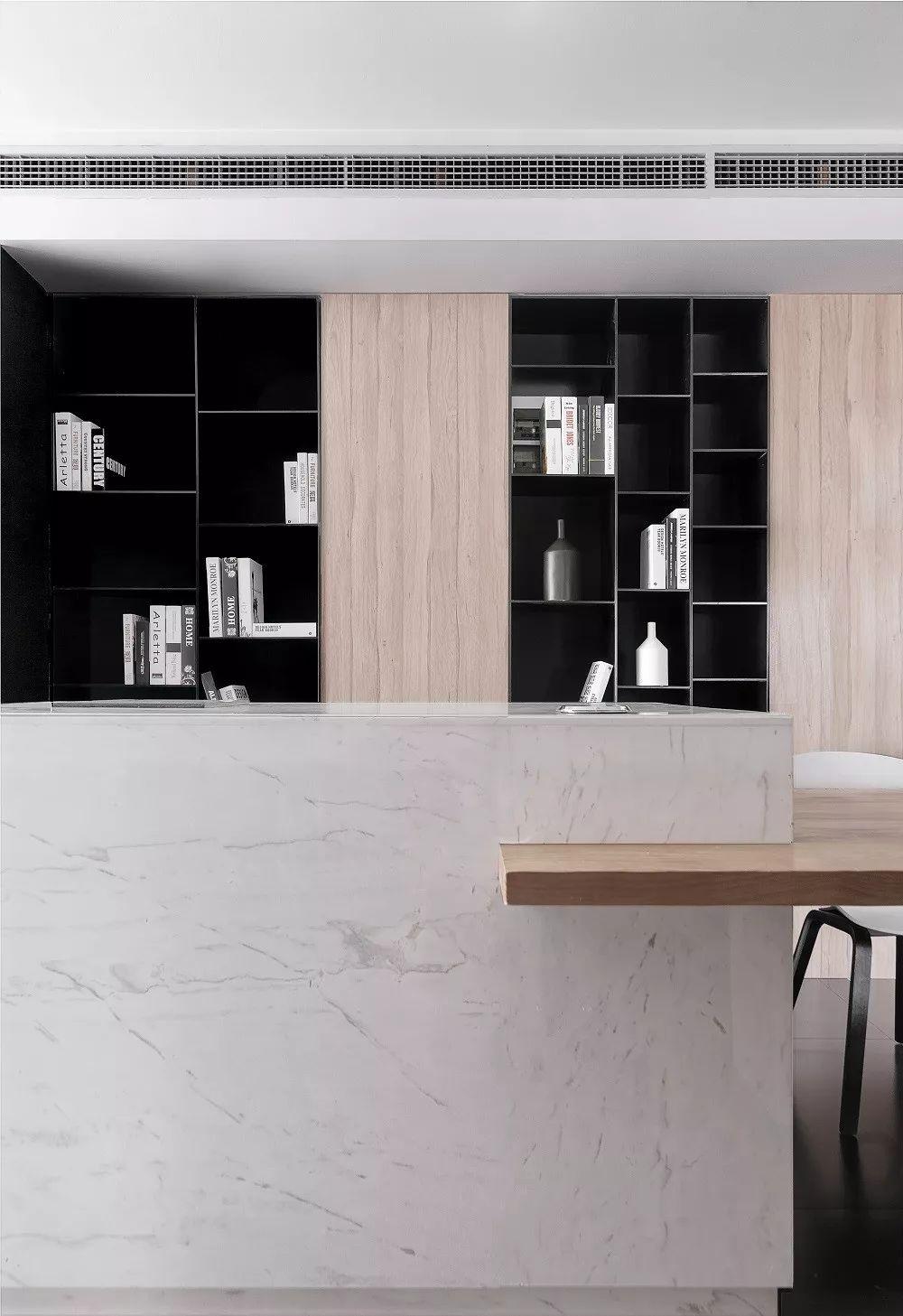 124㎡現代低奢，黑色書架做電視墻，裝出莊重與高檔